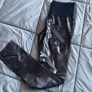 Carbon 38 leggings, crocodile print, shiny